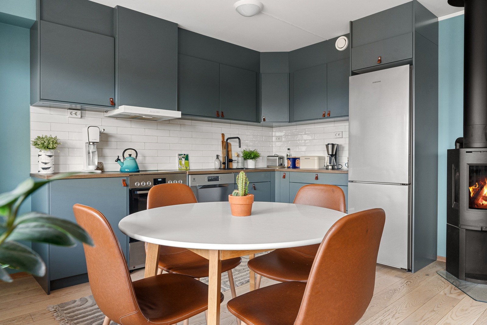 En moderne og luftig spisestue som passer godt inn i den åpne planløsningen. Galleribilde