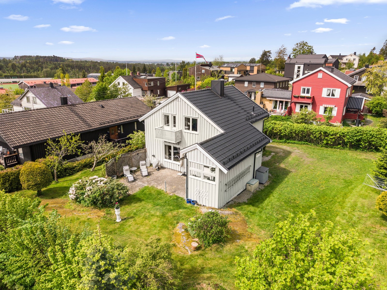 Solrik terrasse med god plass til både spisegruppe, grill og hyggelige sommerdager med familie og venner. Galleribilde