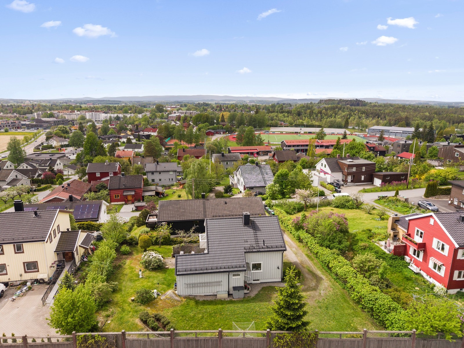 Her ligger forholdene godt til rette for lange sommerdager med grilling, lek og hyggelig samvær. Galleribilde