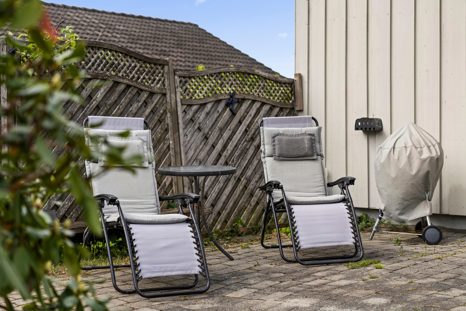 Skjermet hage med lite innsyn og gode solforhold gjennom store deler av dagen. Galleribilde