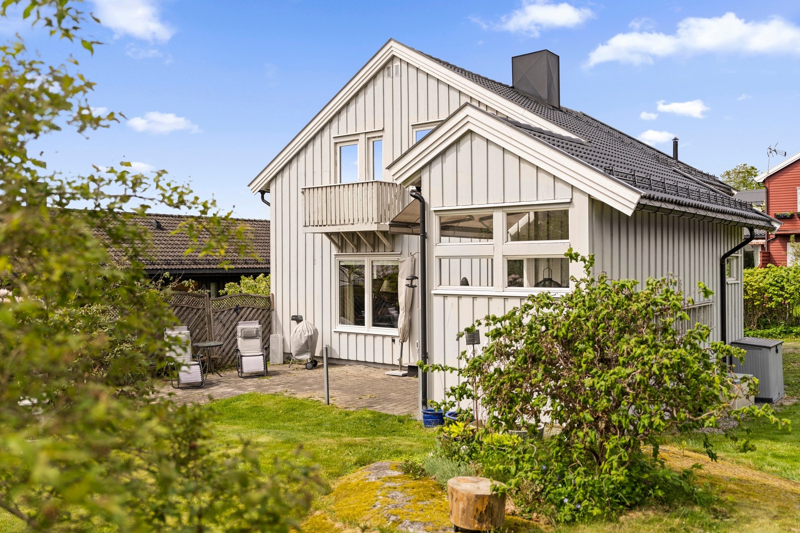 Hagen gir flotte muligheter for lek, hagearbeid og rolige stunder utendørs. Galleribilde