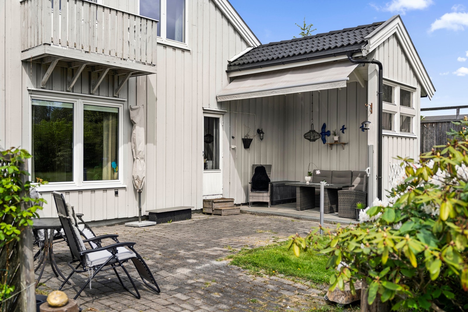 Solrik terrasse med god plass til utemøbler og grill. Galleribilde