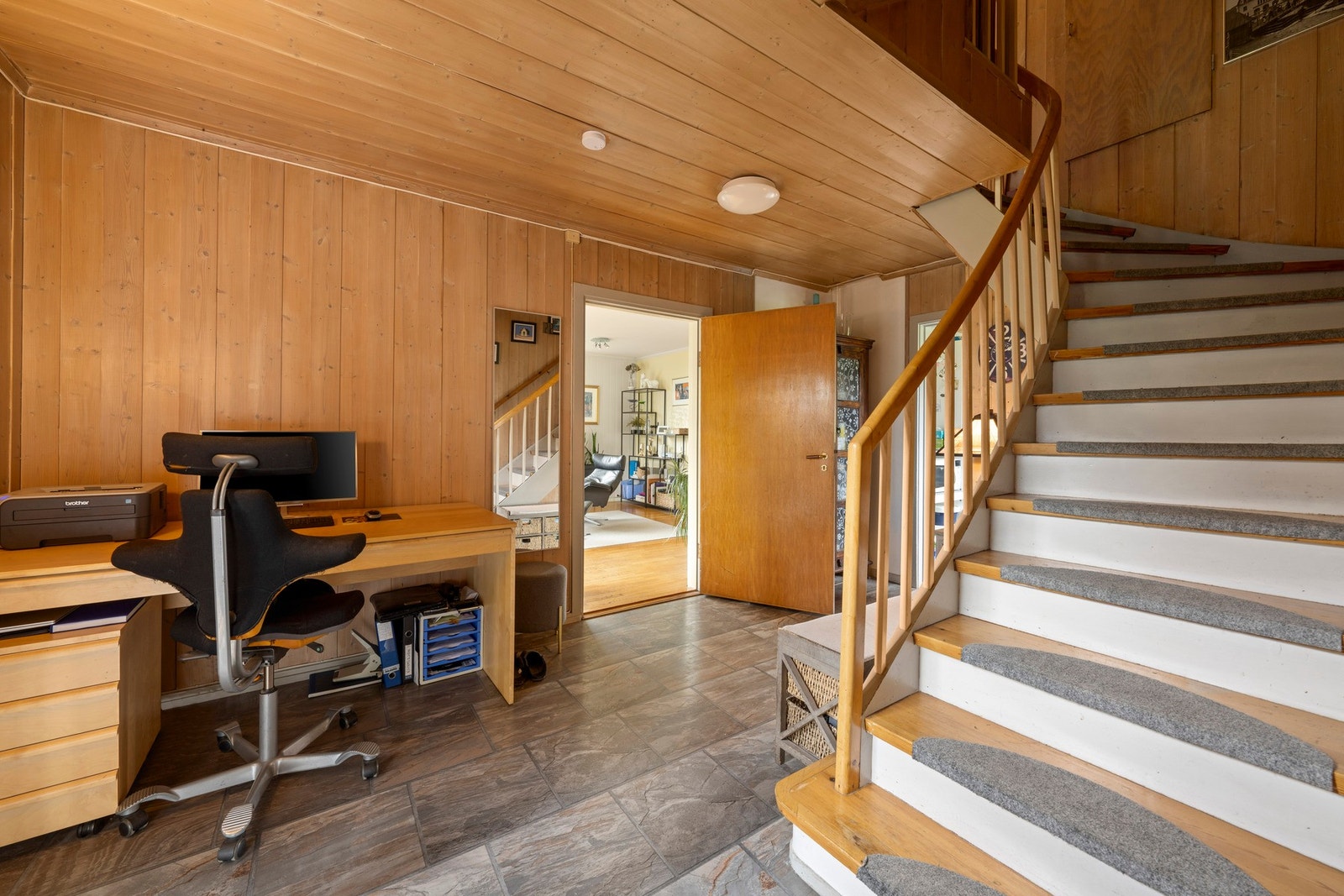 Romslig hall som binder etasjen naturlig sammen. Galleribilde