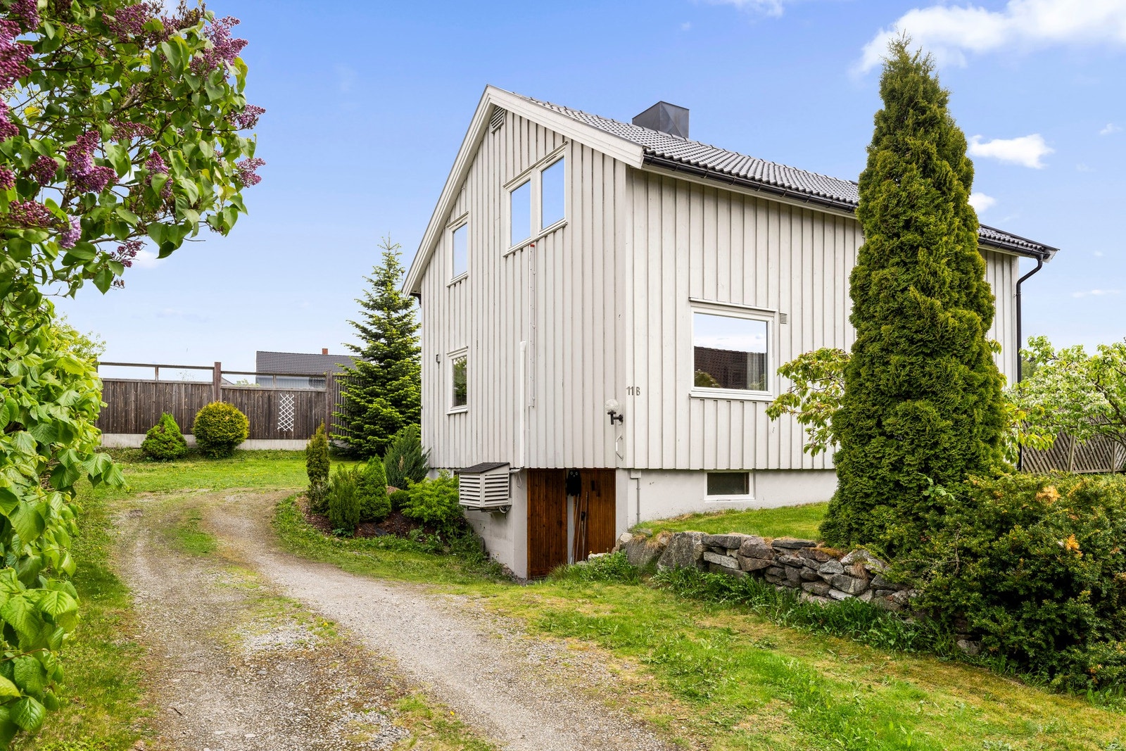 Velkommen til en innholdsrik bolig med mye sjarm og stort potensial i populære Ås. Galleribilde