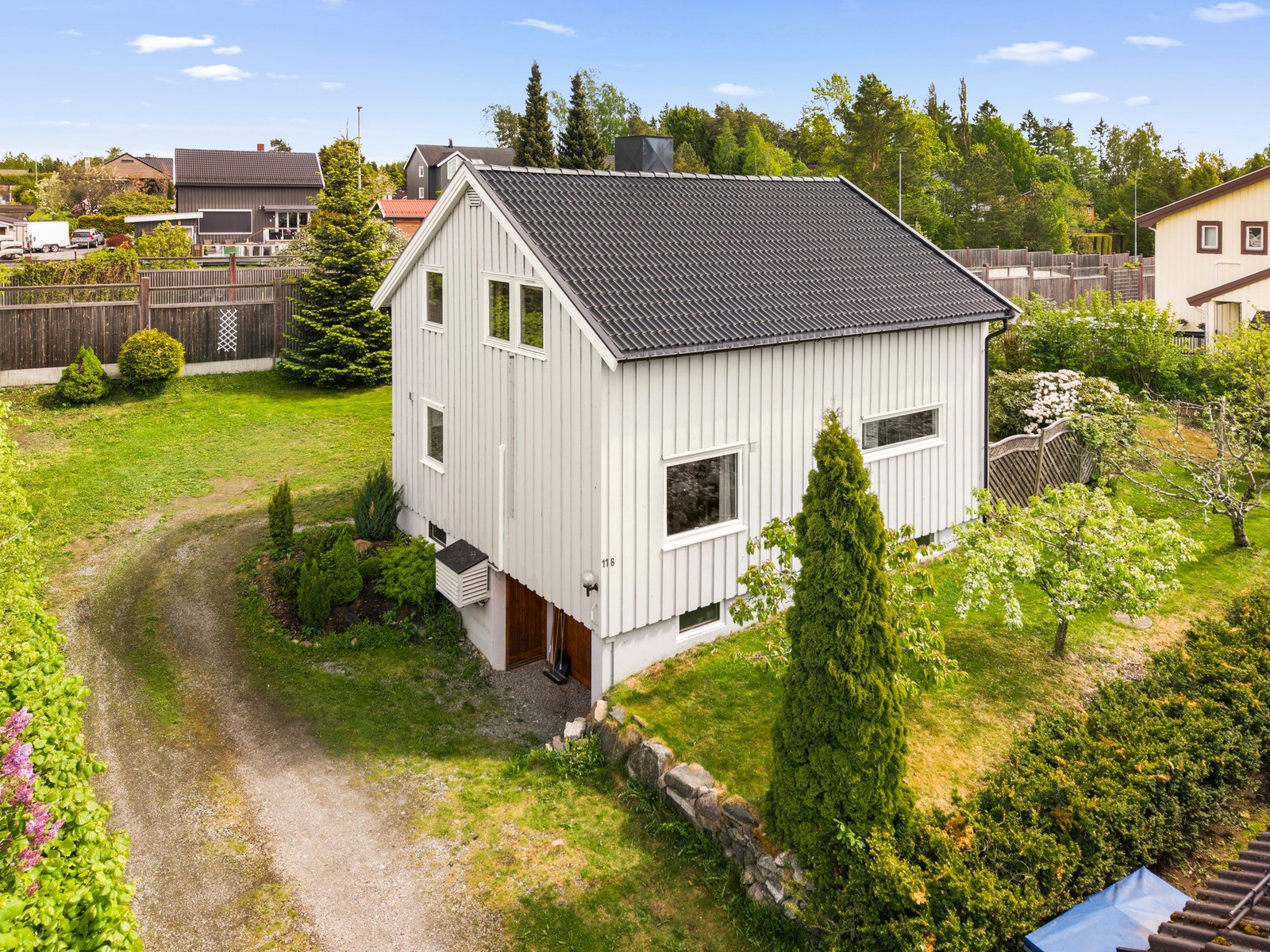 Eiendommen byr på en fin kombinasjon av sentral beliggenhet og rolige omgivelser. Galleribilde