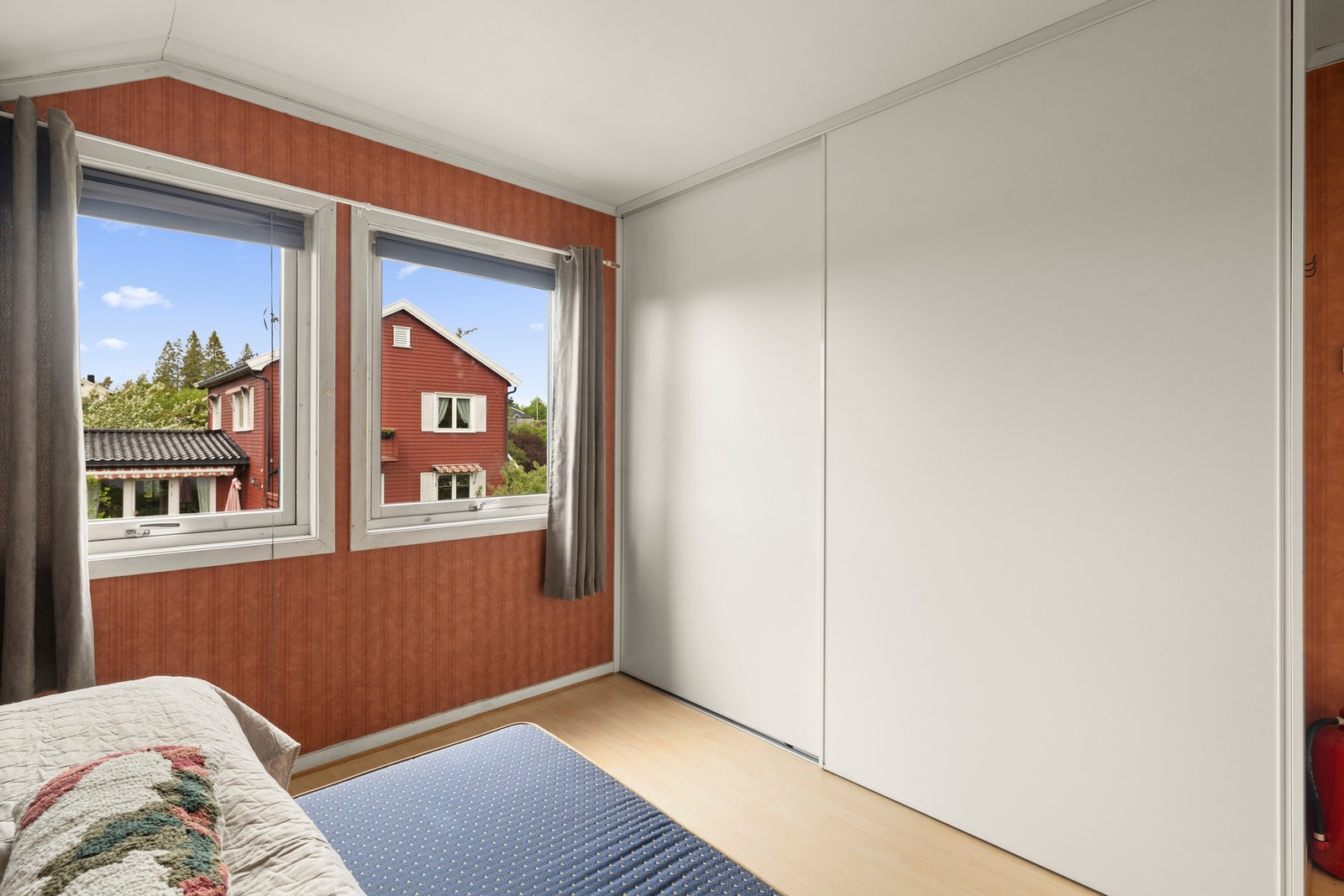 Soverom med lyse overflater og gode møbleringsmuligheter. Galleribilde