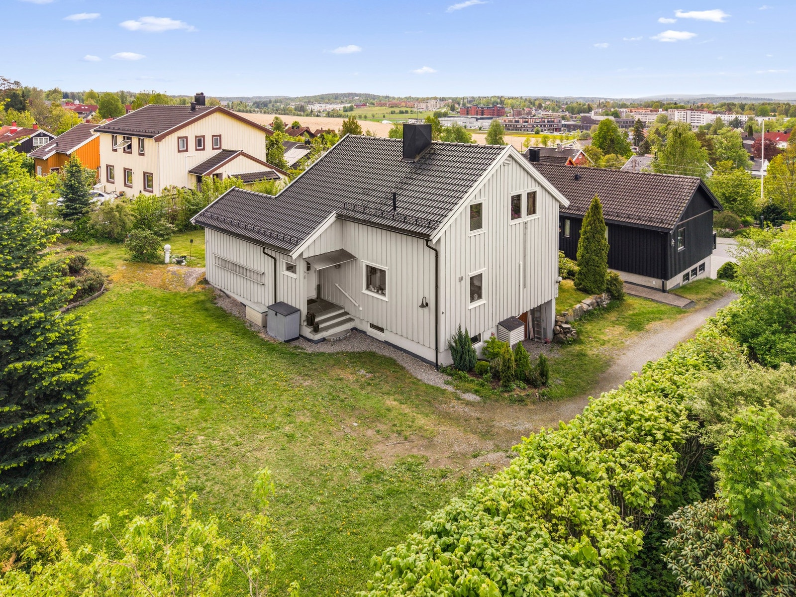 Lun og skjermet hage med plass til lek, avslapning og hyggelige sommerdager. Galleribilde