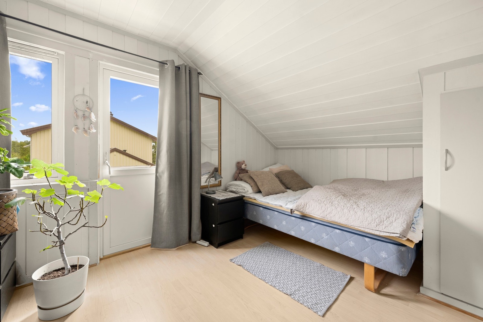 Soverom som egner seg godt som barnerom, gjesterom eller hjemmekontor. Galleribilde