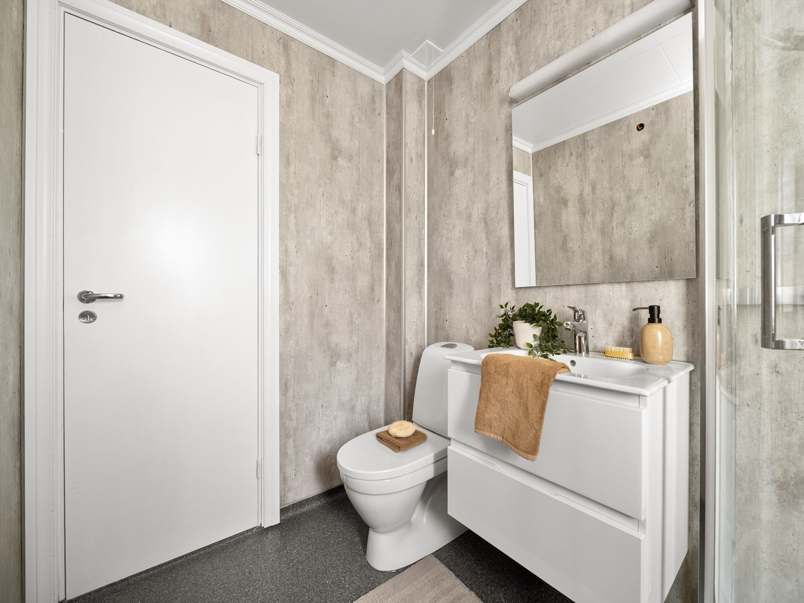 Badet har vinylbelegg på gulv og våtromsplater på vegger. Galleribilde