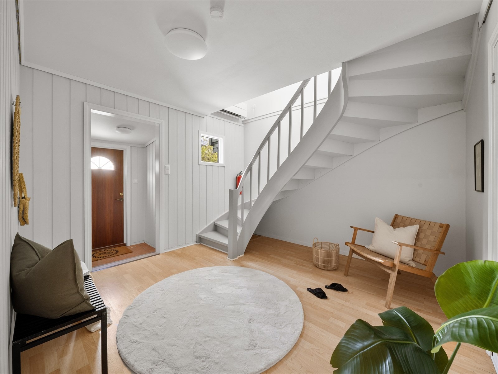 Velkommen inn i en romslig og praktisk entré og gang med god plass til oppbevaring av yttertøy og sko. Galleribilde