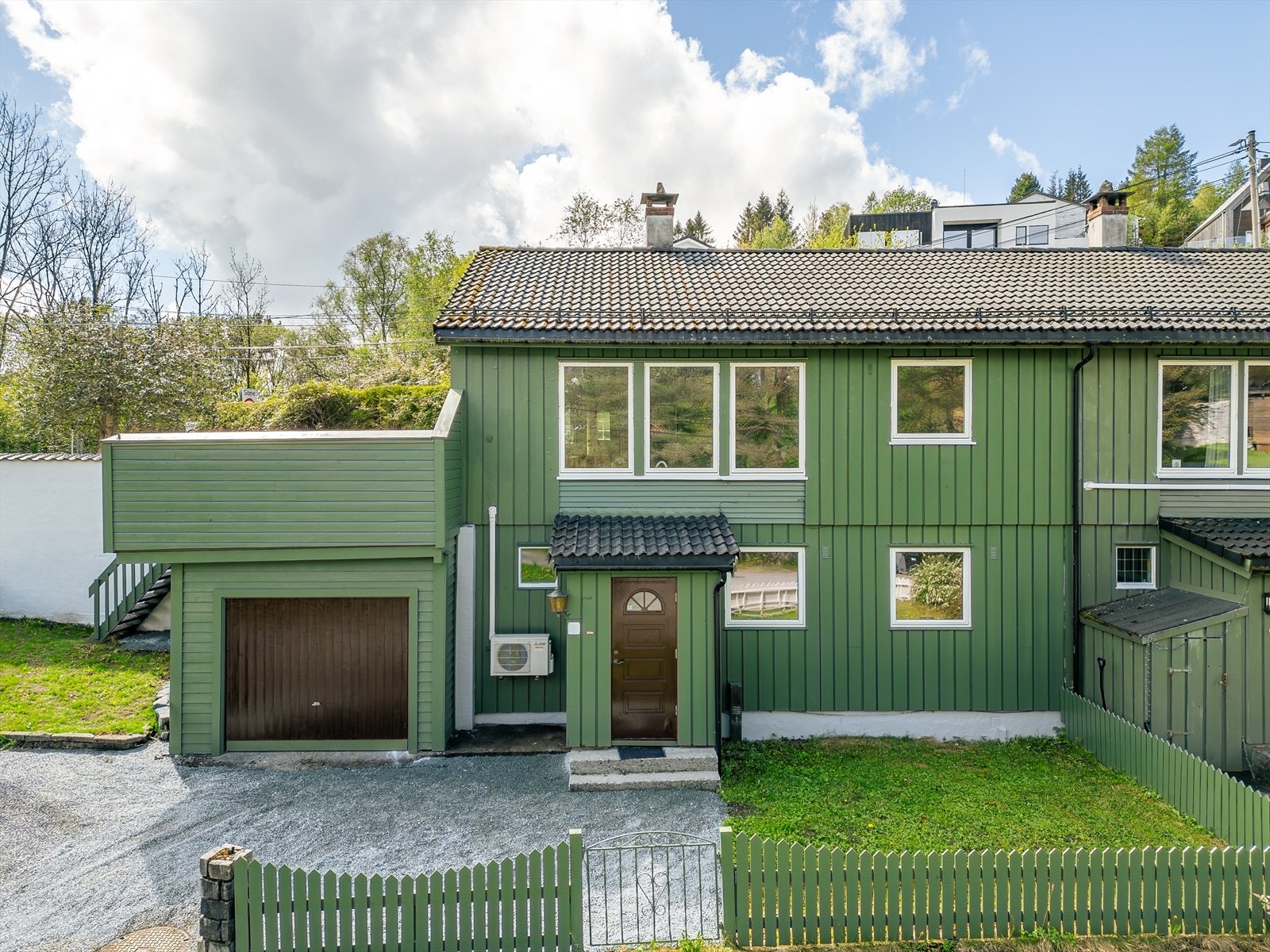 Parkering på egen tomt. Nåværende eier har brukt garasjen til bodareal. Galleribilde
