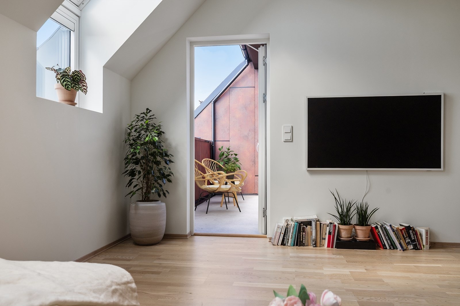 Leilighetens stue er både lys og elegant, malt i en delikat og moderne fargetone som gir rommet en varm og innbydende karakter. Galleribilde