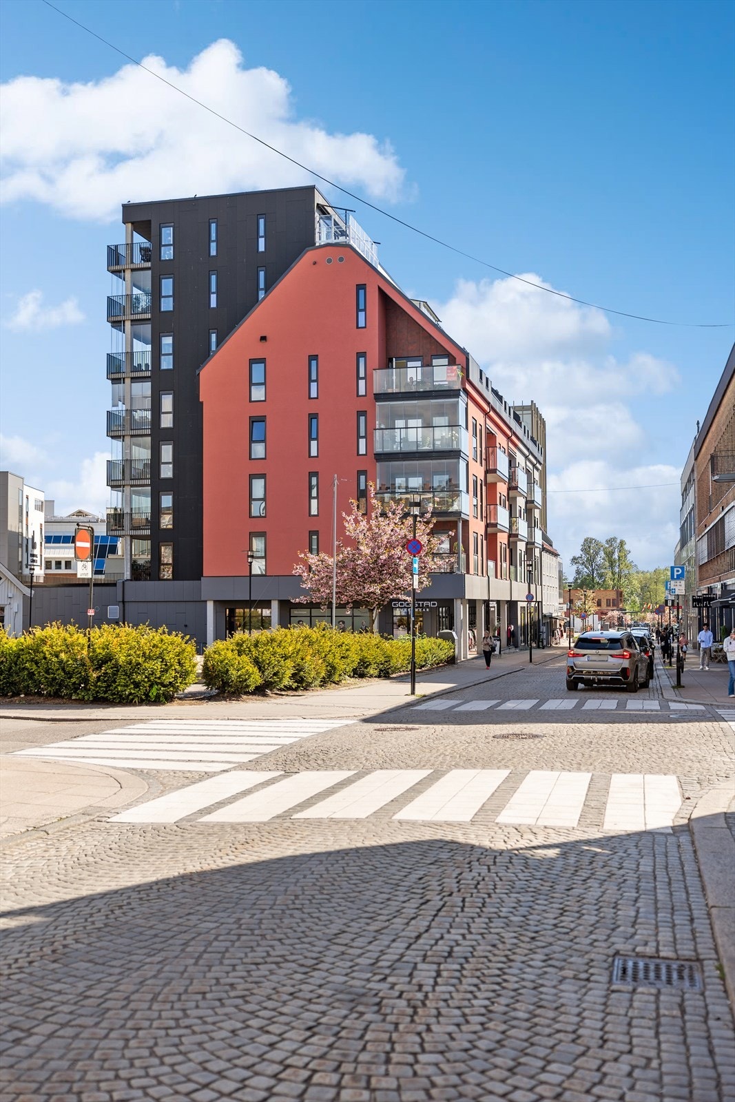 Beliggenheten gjør det også lett å kombinere urbant liv med komforten av å ha nødvendige fasiliteter rett utenfor døren. Galleribilde