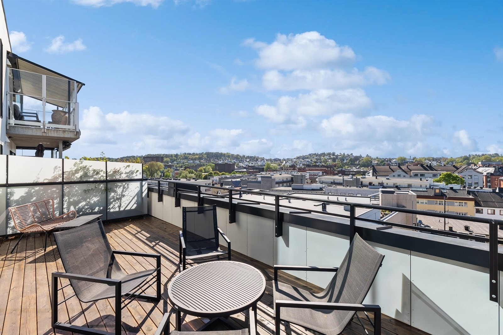 I 7. etasje har beboerne tilgang til en stor og innbydende felles takterrasse. Her kan du nyte solrike dager, hyggelige stunder med venner og familie, eller bare slappe av med en god bok mens du ser utover området. Galleribilde