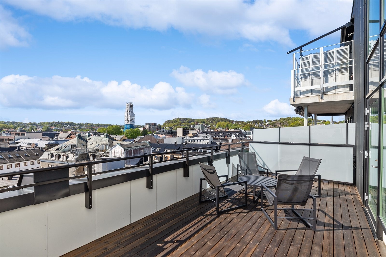 Takterrassen gir fantastisk utsikt, og er et attraktivt samlingspunkt for både avslapning og sosialt samvær. Galleribilde