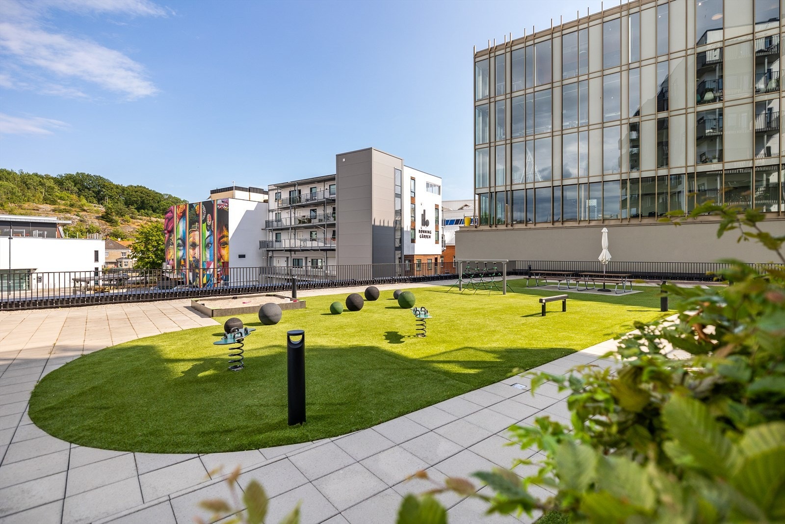 For barnefamilier eller for barnebarn på besøk, er dette også et ekstra pluss - her er det lekeapparater som gir de minste trygge og morsomme muligheter for aktivitet og utfoldelse, rett utenfor døren. Galleribilde