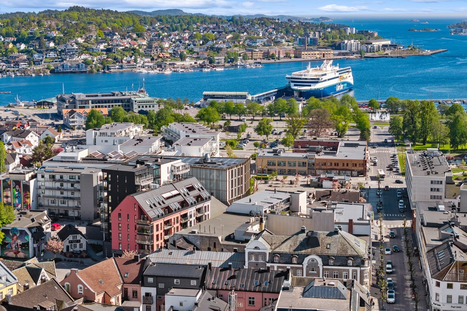 For deg som er glad i å reise, ligger Dokkenkvartalet perfekt til: Colour Line-terminalen med daglige avganger til Strømstad og Sverige ligger i gangavstand. Galleribilde