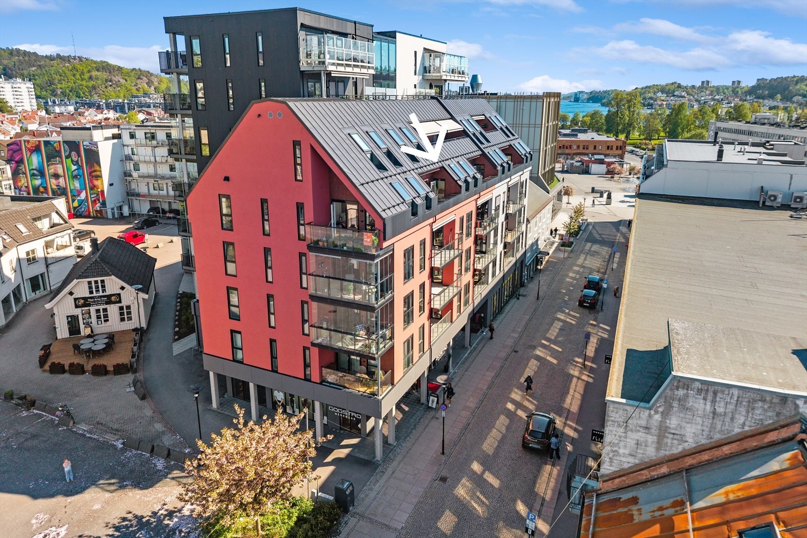 Leiligheten ligger høyt og fritt med fin utsikt. Galleribilde