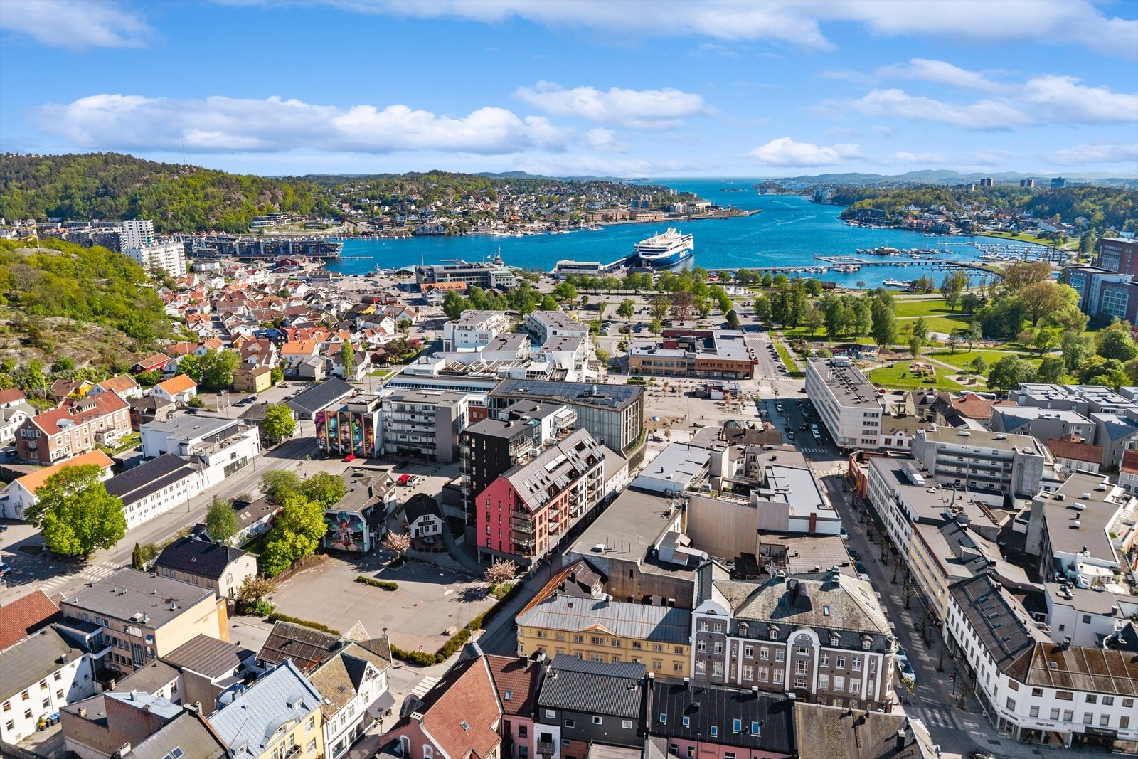 Bare 200 meter fra leiligheten, i luftlinje, venter byens sjarmerende havn. Her yrer det av liv hele året - med restauranter, uteserveringer, båtliv og en fantastisk sjøutsikt. Et naturlig samlingspunkt, både for lokalbefolkning og tilreisende. Galleribilde