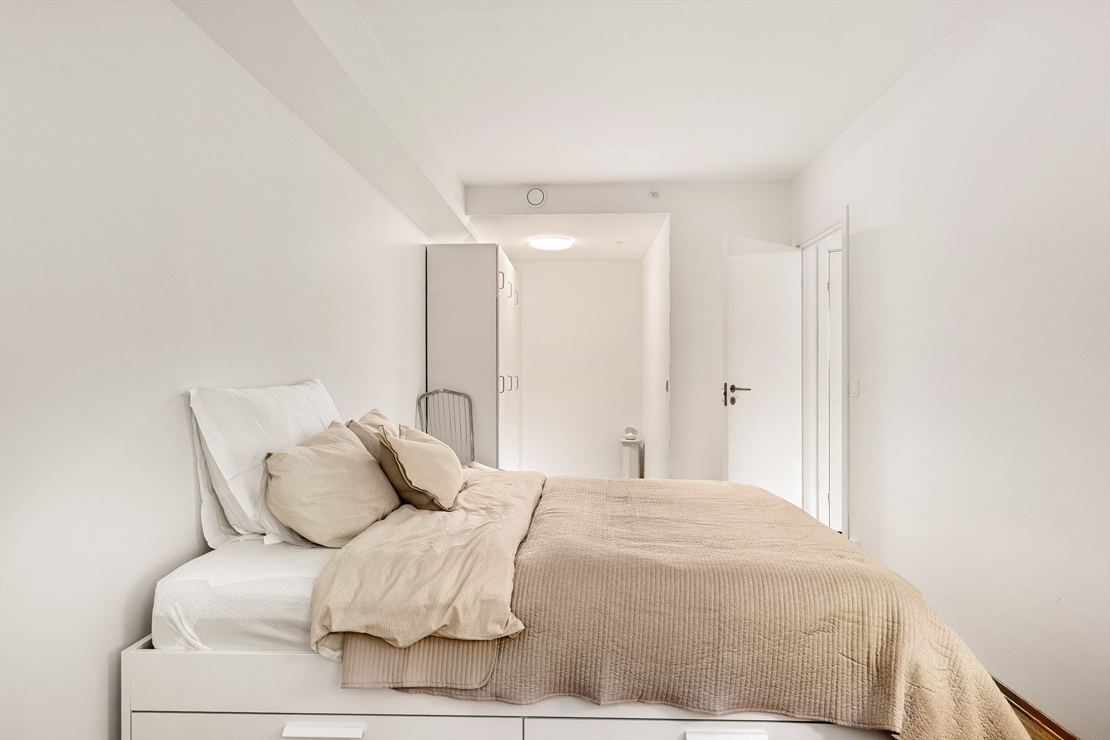 Rommet har god plass til både seng og oppbevaring, og i bakkant av rommet er det tiltenkt en bod/garderobeløsning, noe som gir ekstra lagringsmuligheter og mulighet for å tilpasse rommet etter behov. Galleribilde