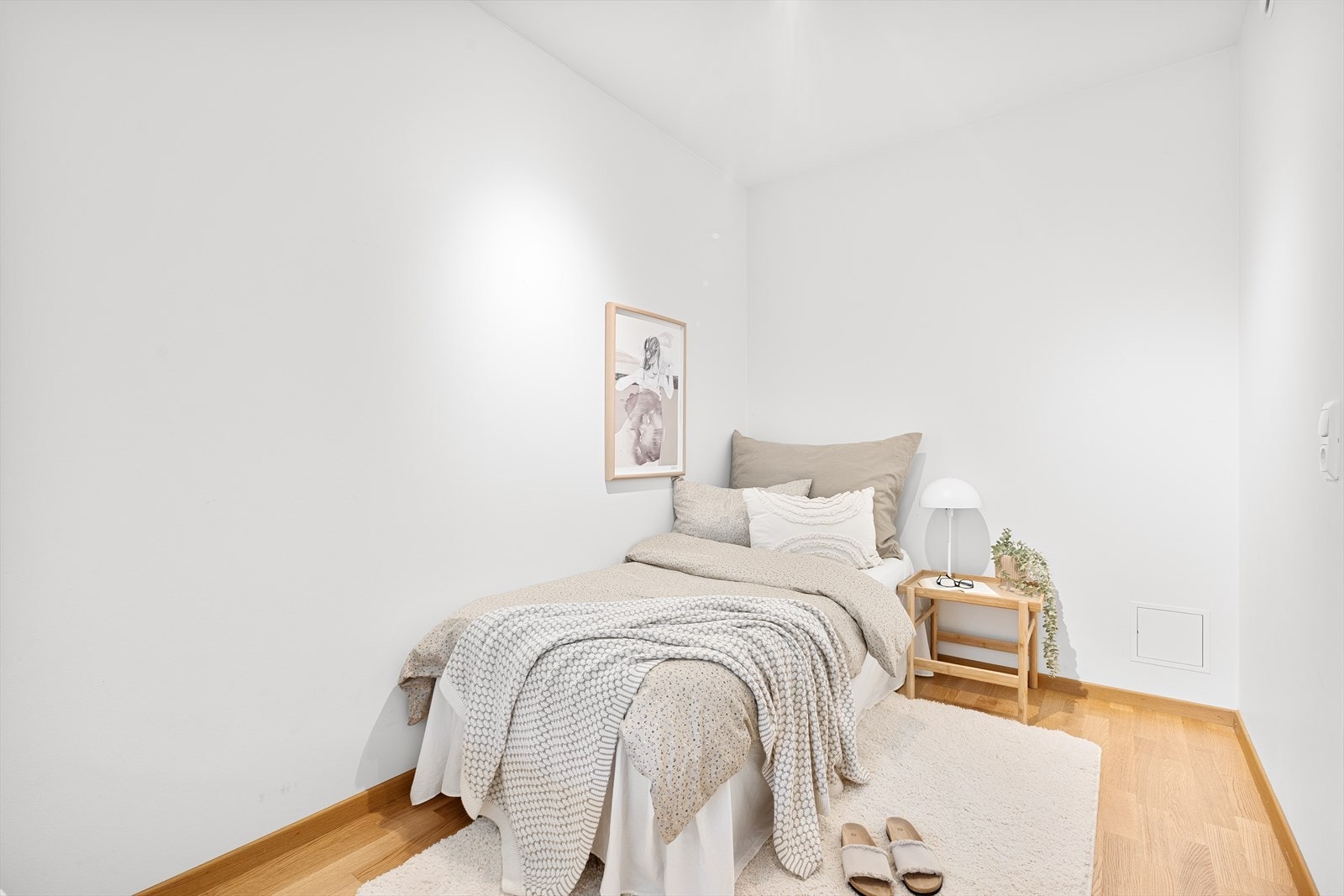 Hjemmets andre soverom er oppmålt til 7,5 m² og brukes i dag som gjesterom, og har god plass til en garderobeløsning ved ønske. Galleribilde