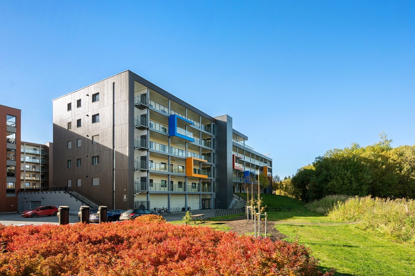 Utenfor boligblokken er det også oppstillingsplasser i sameiet som kan benyttes av beboere og besøkende. Galleribilde