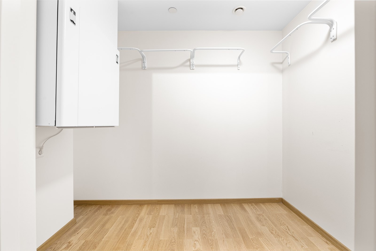 Den innvendige boden er i dag benyttet som bod, men kan også innredes til et walk-in-closet, For videre oppbevaring og lagring, disponerer leiligheten en egen ekstern bod i kjeller på 5 m². Galleribilde