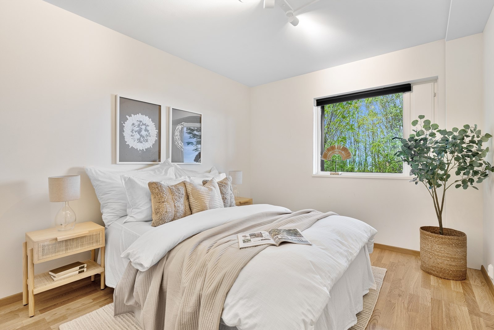 Hjemmet har to soverom på hhv. 11 og 7,5 m². Her er det hovedsoverommet som er avbildet, med en egen innvendig bod som har sin inngang på venstre side av rommet. Rommet kan møbleres med dobbeltseng og nattbord på hver sin side. Galleribilde
