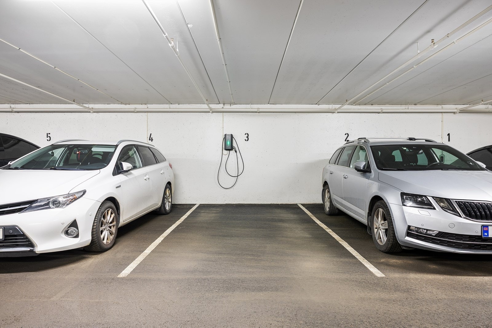 Leiligheten har egen parkeringsplass i parkeringskjeller, hvor det er etablert elbillader som vil følge handelen. Det er plass nummer 3 som tilhører leiligheten. Gjesteparkering skjer på felles oppstillingsplass på sameiets tomt. Galleribilde