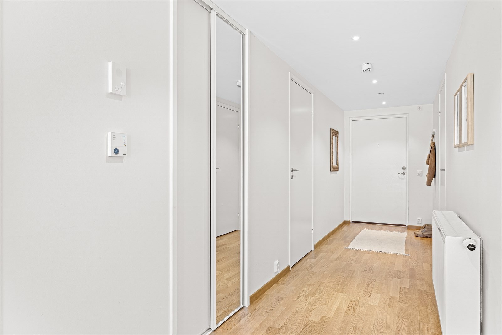 Det er montert en praktisk skyvedørsgarderobe i et innhukk i entreen for smart oppbevaring. Denne vil naturligvis følge handelen. Galleribilde