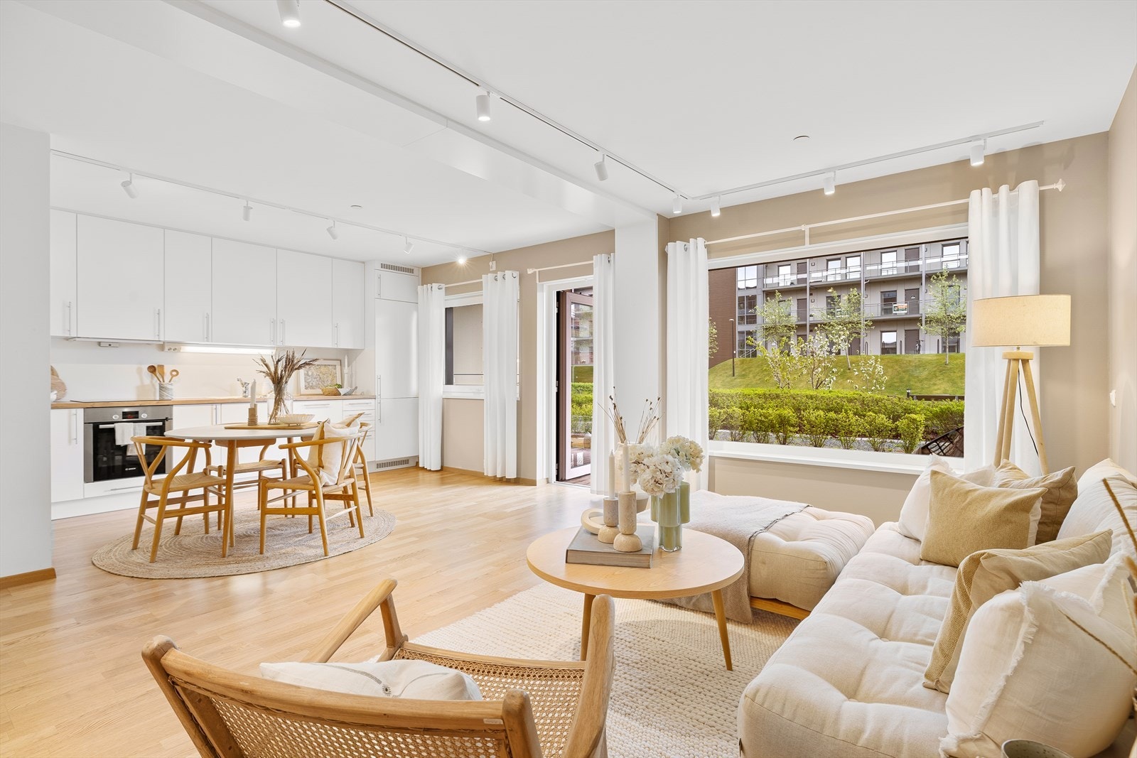 Velkommen til Stokkbekken 138! Heimdal Eiendomsmegling v/Alexandra Muravskaya presenterer en innbydende 3-roms selveierleilighet på 70 m² BRA-i, med en stor og sørvendt terrasse på 14 m² på Miljøbyen Granåsen.
Foto: Nonstad Foto. Galleribilde