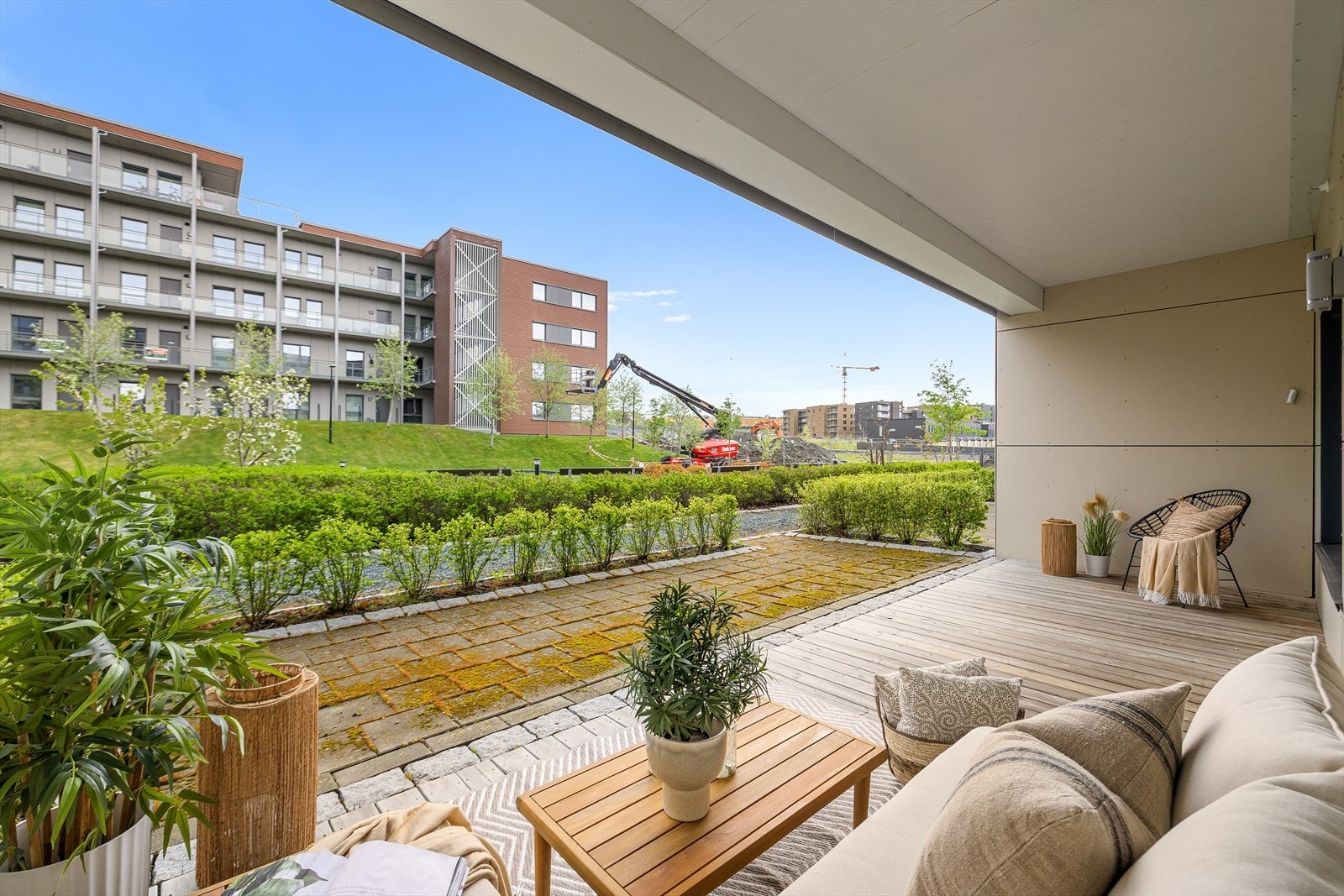 Fra stuen er det utgang til en sørvendt og overbygd terrasse på 14 m² som enkelt fungerer som en forlengelse av oppholdsrommet. På sommerstid har man raust med sol fra sen formiddag til kveld. Galleribilde