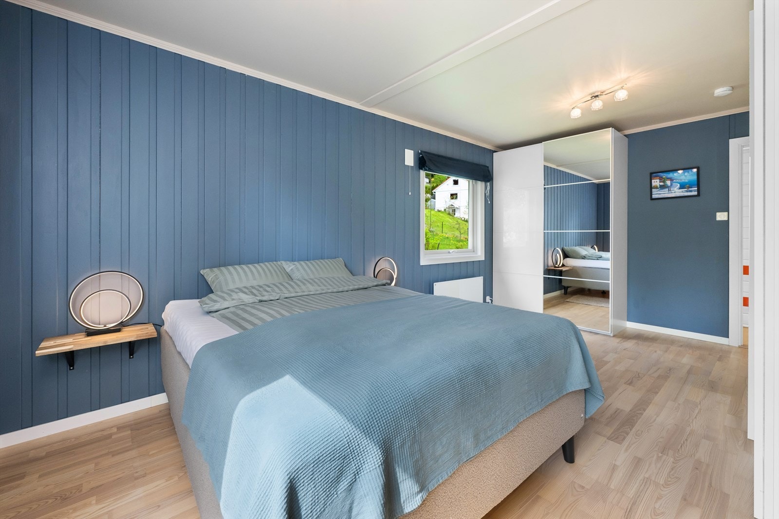 Romslig hovedsoverom på hovedplan med skyvedørsskap. Galleribilde