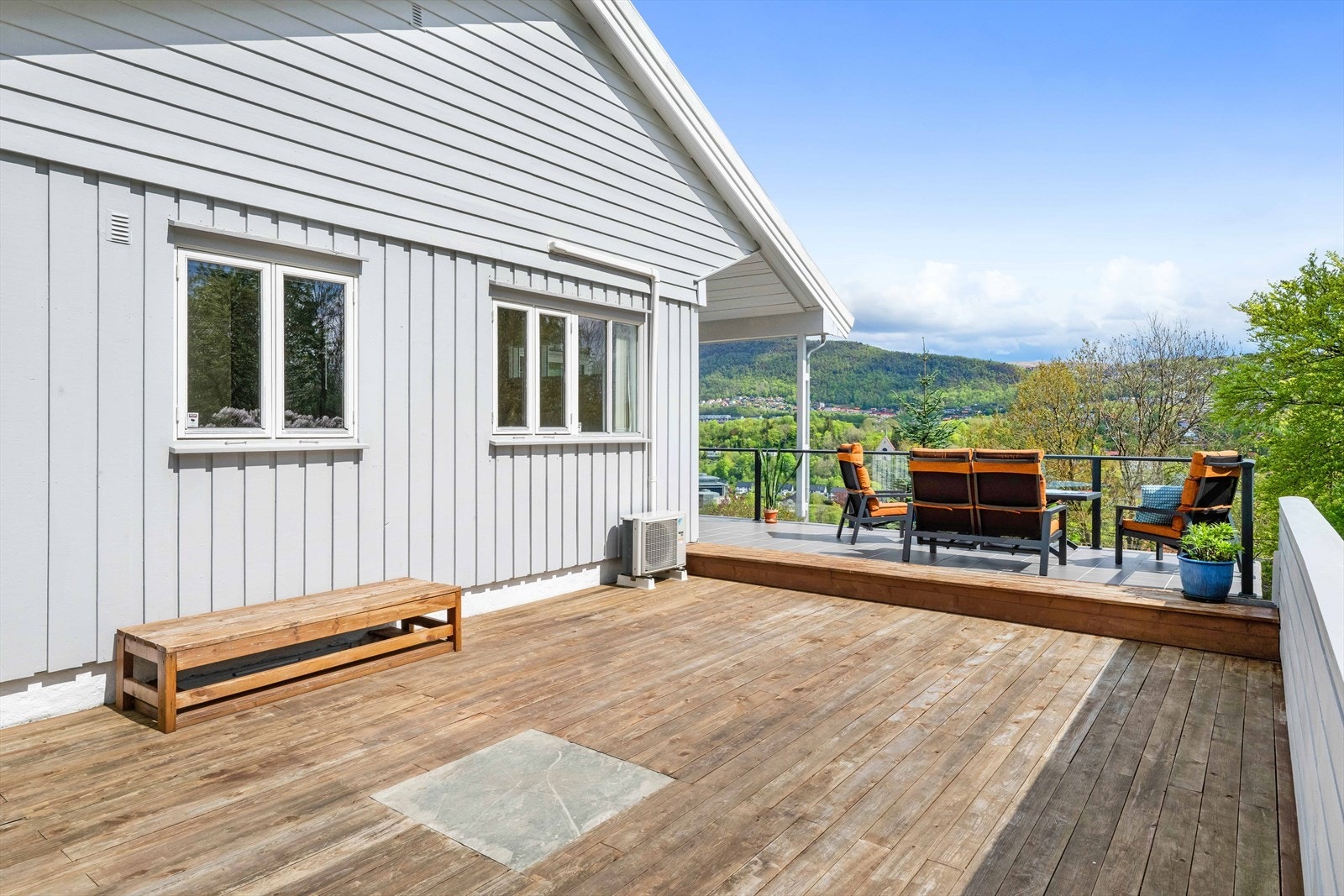Solrik terrasse med tilgang til hage Galleribilde