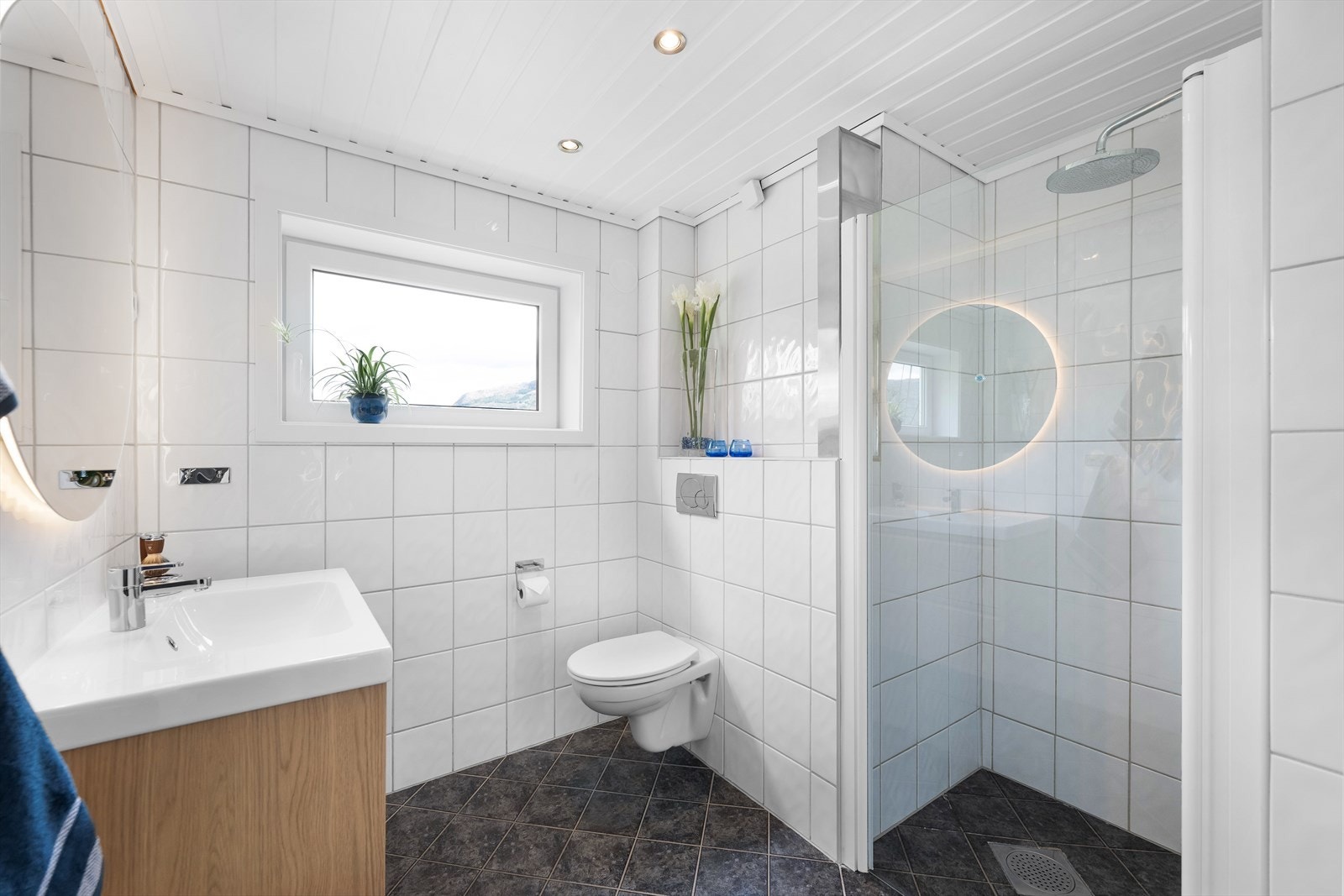 Flislagt bad hovedplan med dusj og varme i gulv. Galleribilde