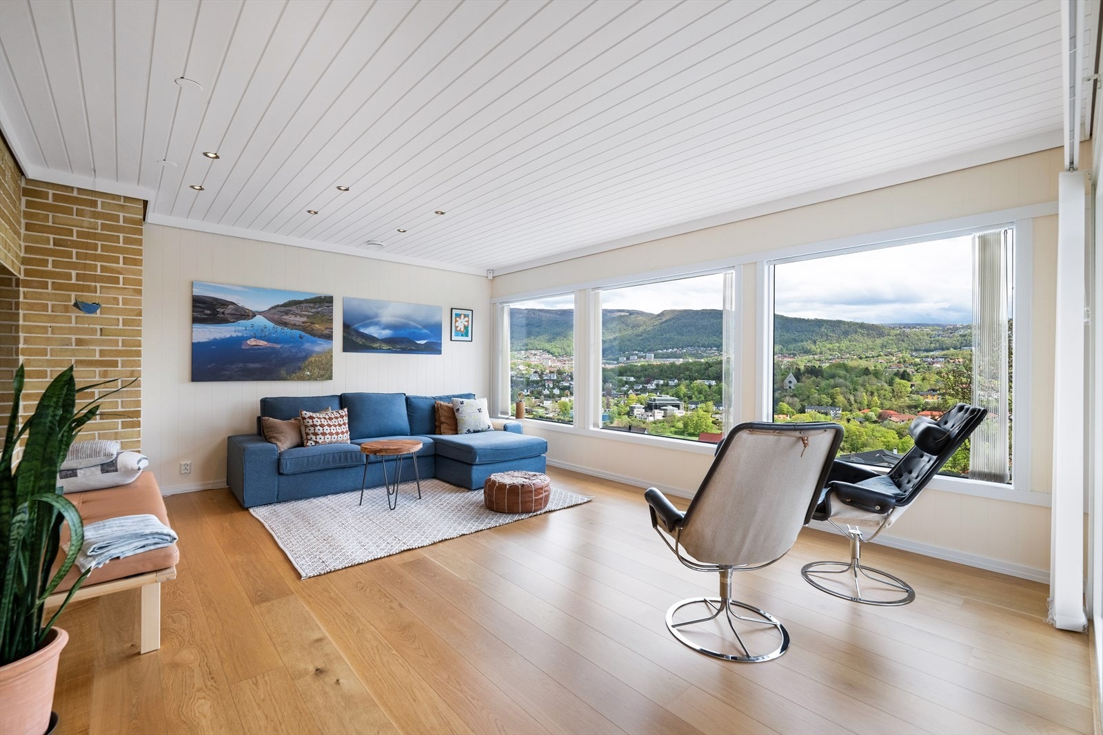 Stuen er av god størrelse og byr på fantastiske utsiktsforhold. Galleribilde