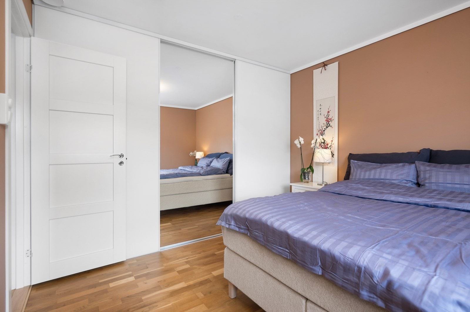 Skyvedørsgarderobe på soverom 2. Galleribilde