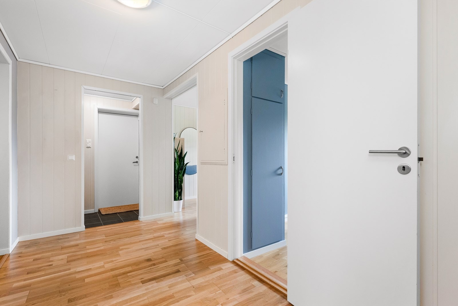 Egen inngang 1.etg. Varme i gulv på flislagt entré. Galleribilde