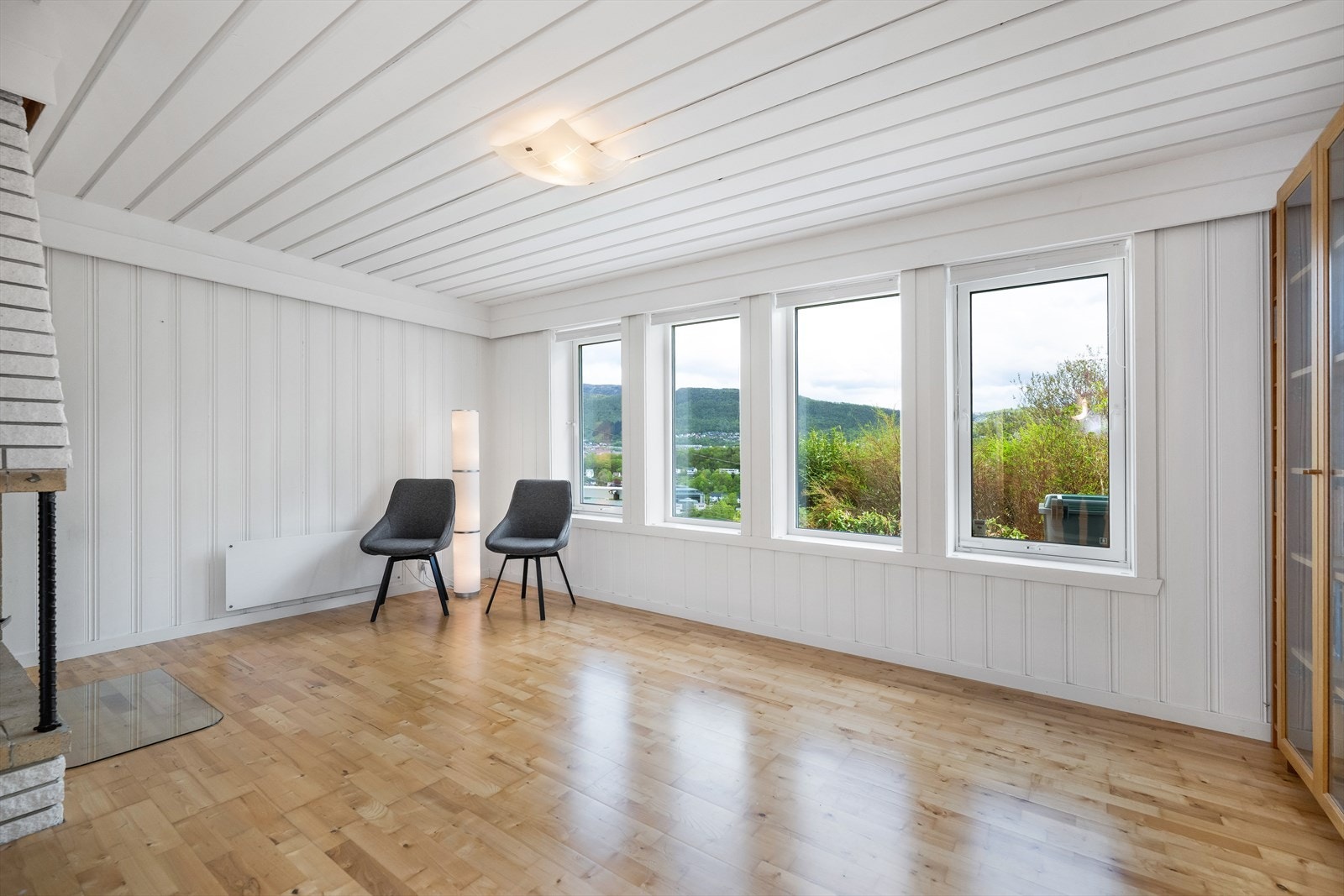 Romslig peissstue ved inngangen. Galleribilde