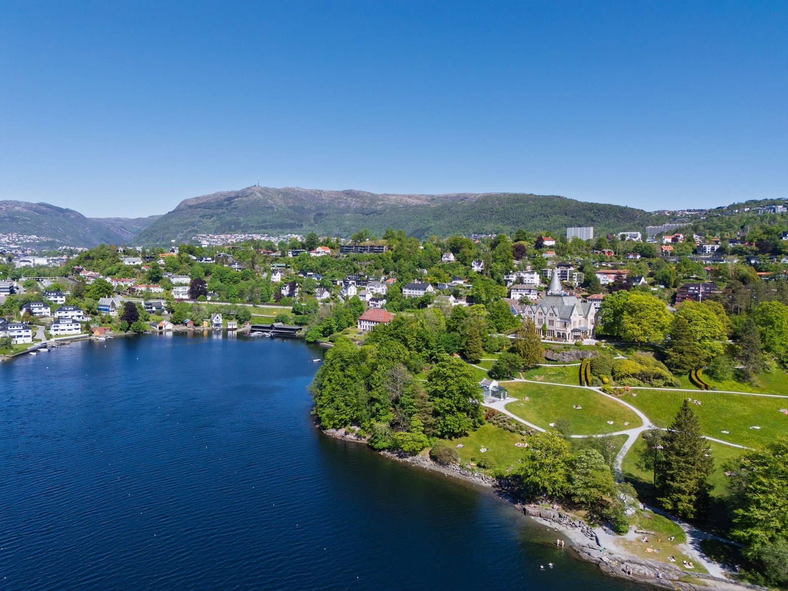 Området byr på flere flotte parkområder som bla. gamlehaugen Galleribilde