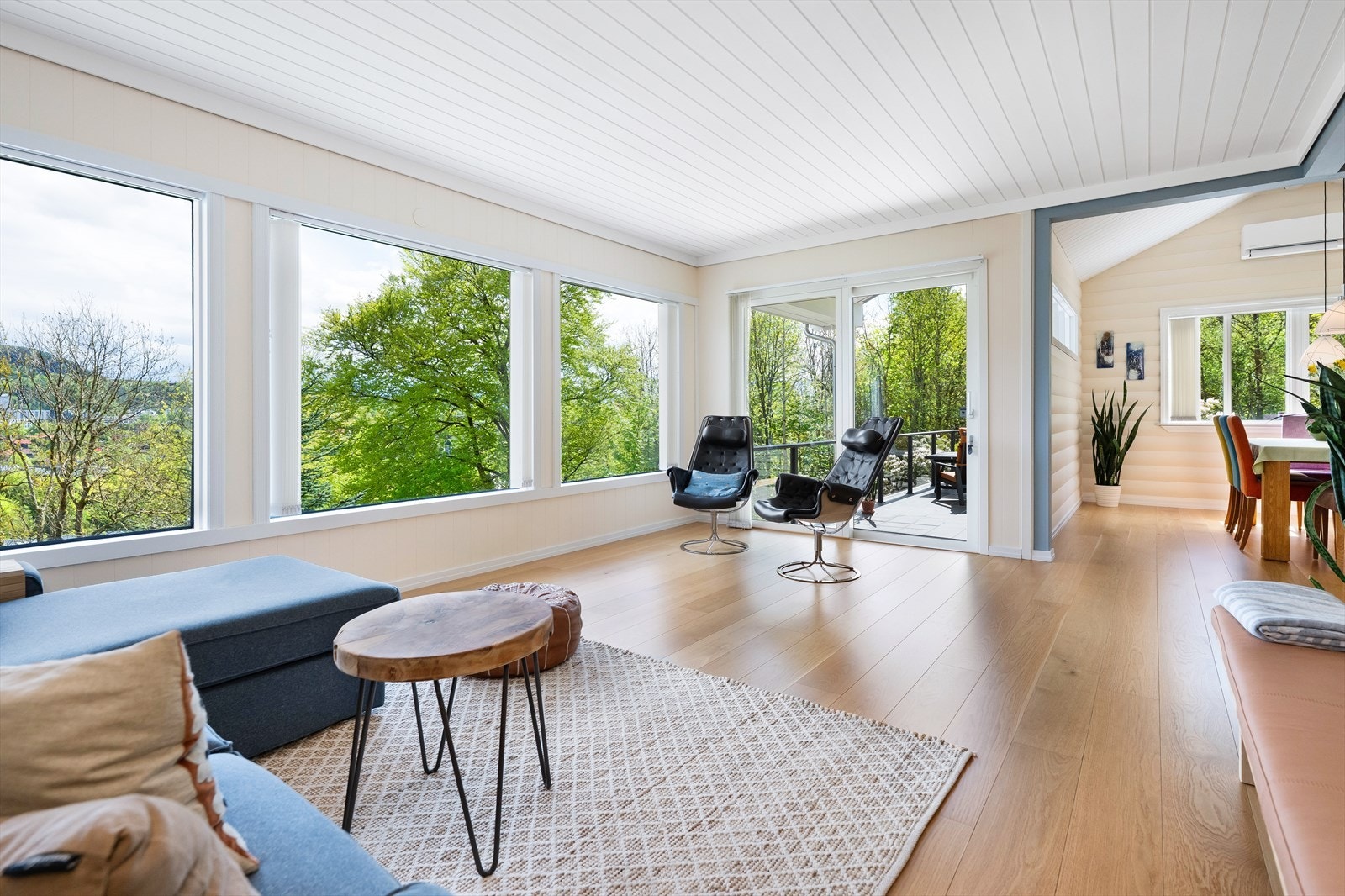 Direkte utgang fra stuen til terrassen. Galleribilde