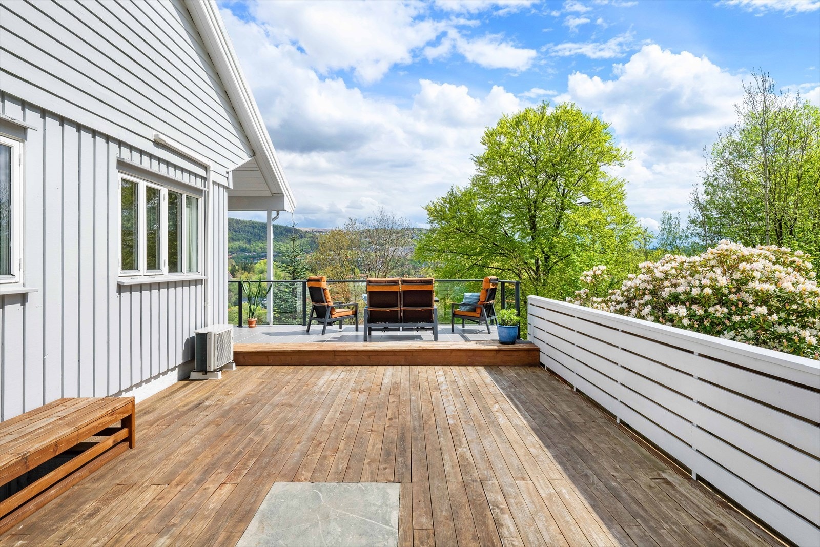 Solrik terrasse med tilgang fra stue og hage. Galleribilde