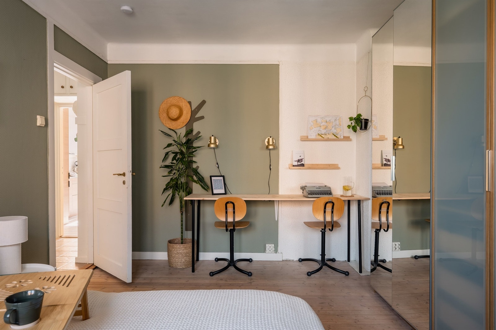 Det er også godt med plass til en skrivebord, perfekt for hjemmekontoret Galleribilde