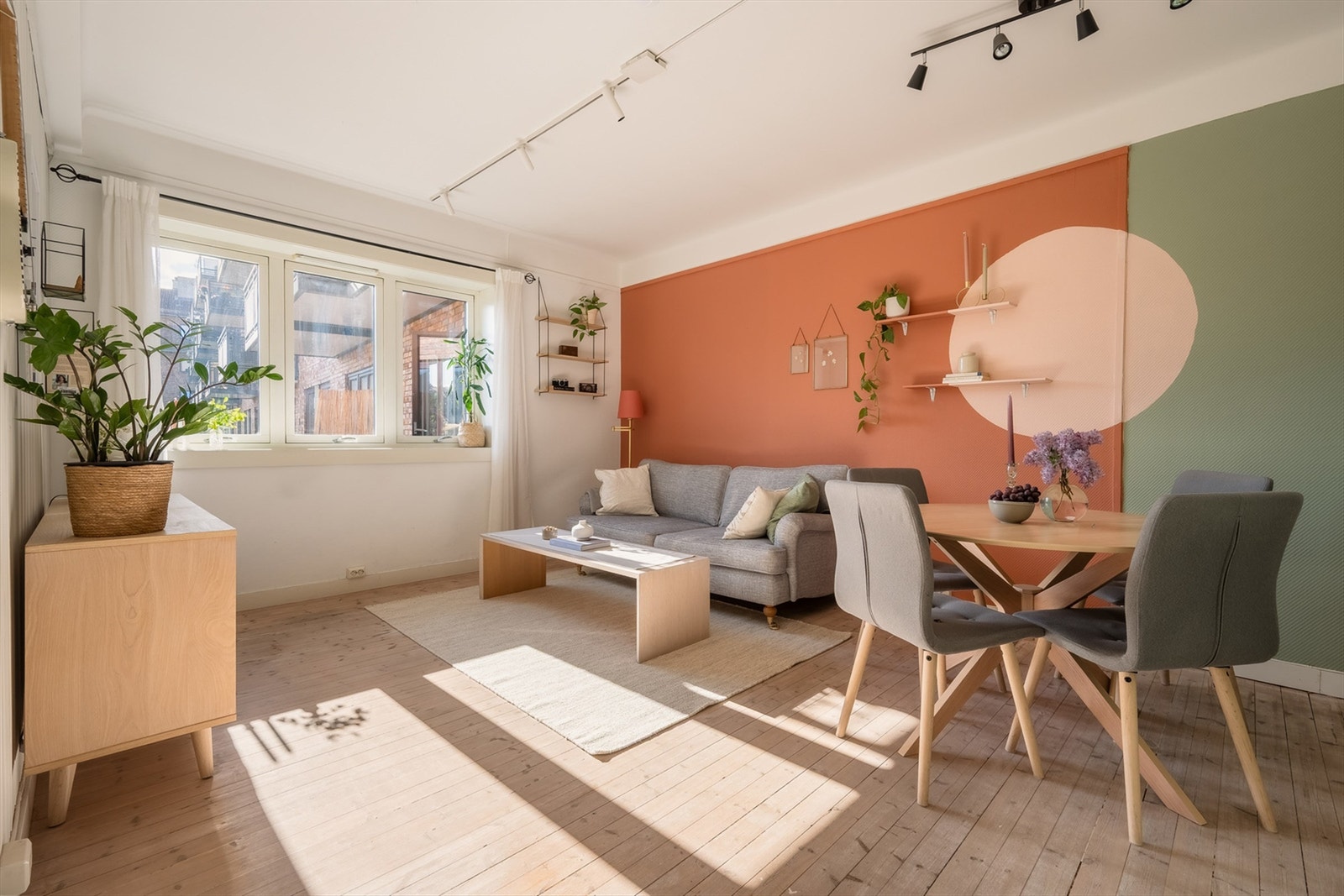 Innbydende stue med store vindusflater og gode lysforhold Galleribilde