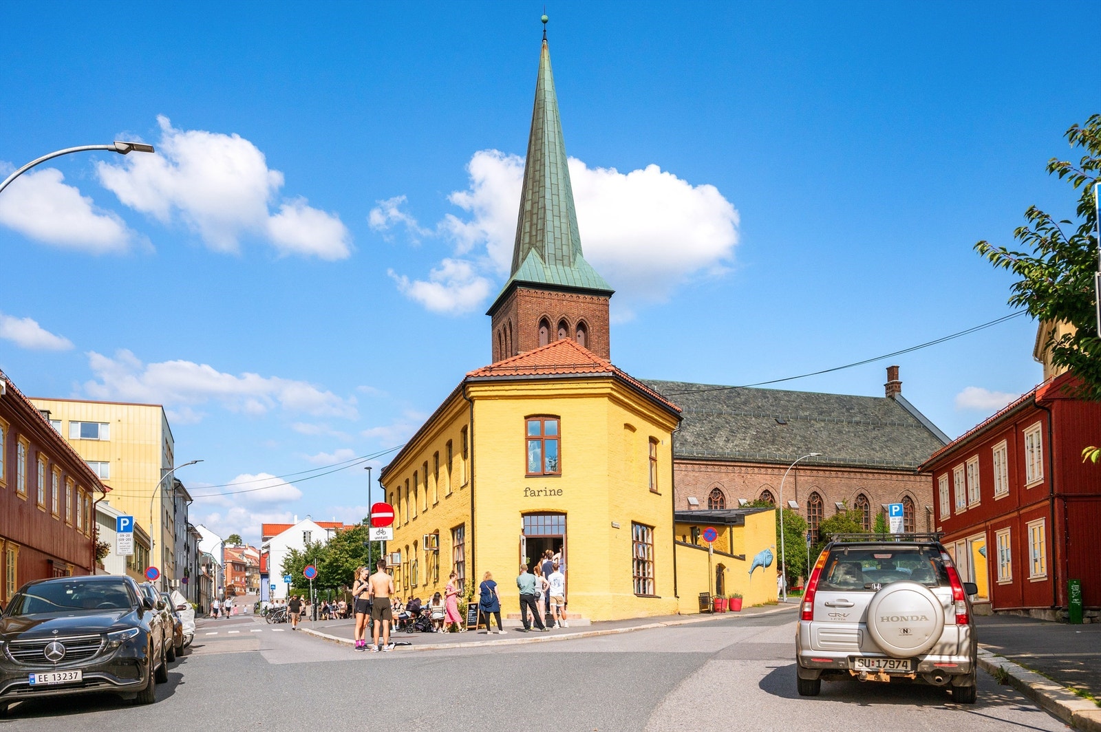 I nærområdet ligger blant annet Kampen Bistro byens mest kjente bydelskafé, Farine et populært bakeri/kafé på Kampen, Smia som er Vålerengas restaurantperle, samt Håndbakt på Tøyen/Nedre Kampen Galleribilde