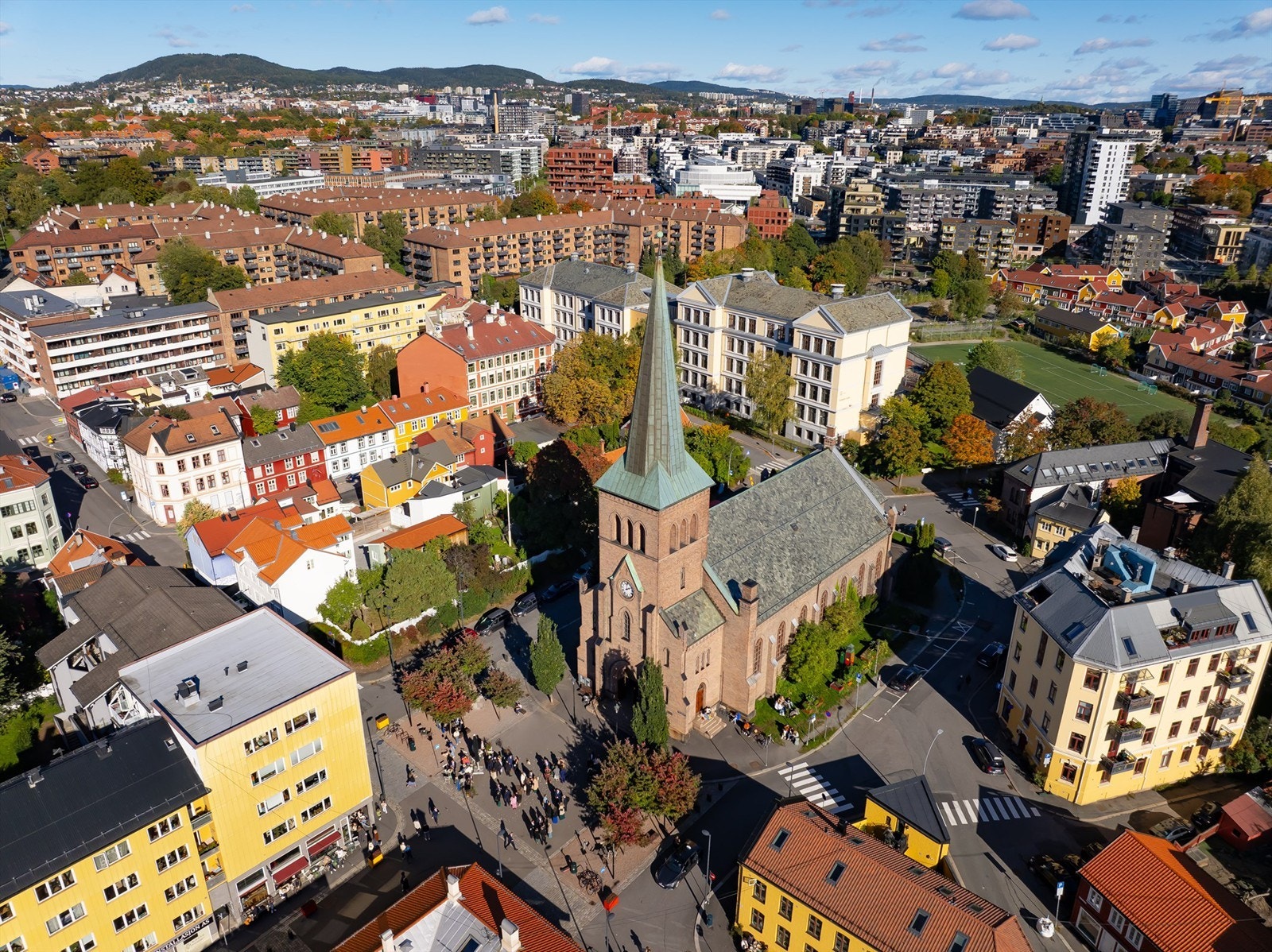 De landlige omgivelsene til tross, er det bare tre minutters gange til nærmeste T-banestasjon på Ensjø Galleribilde