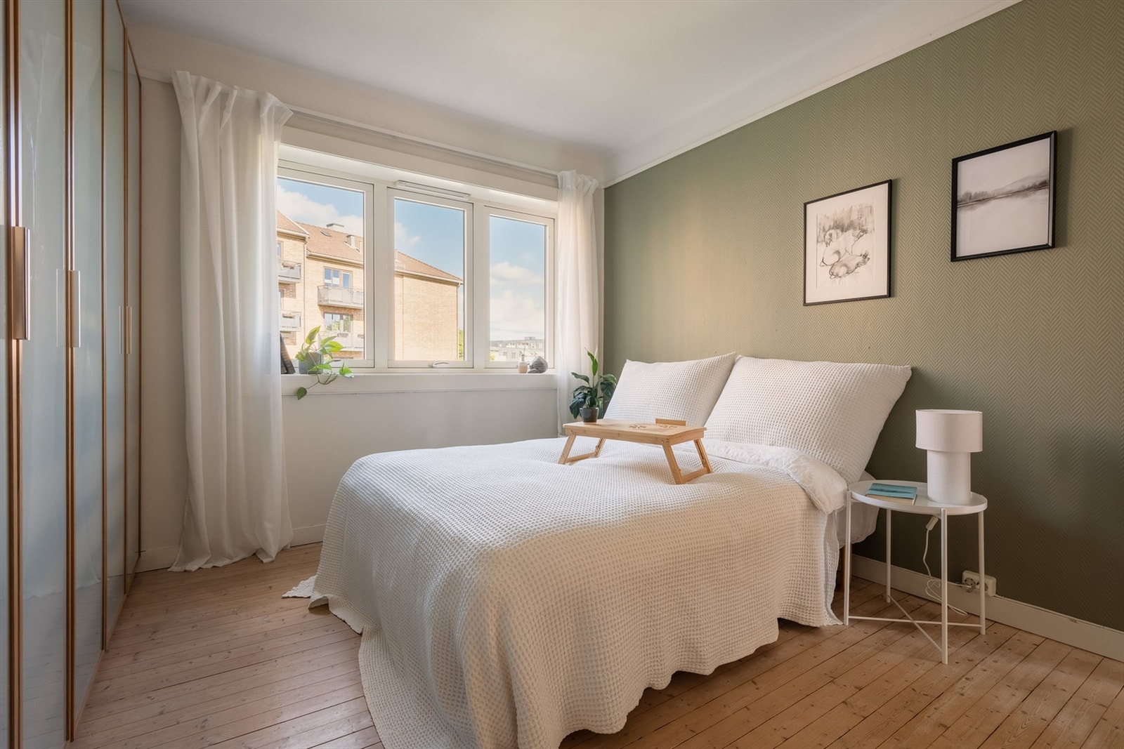 Stort garderobeskap er montert, så her skal det ikke stå på obbevaringsplassen! Galleribilde