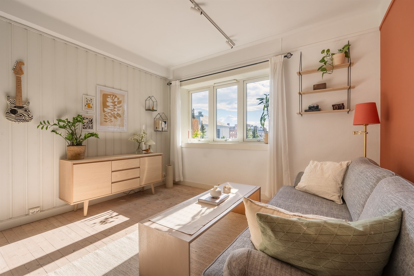Rommet vender ut mot aksjelagets rolige og frodige bakgård Galleribilde