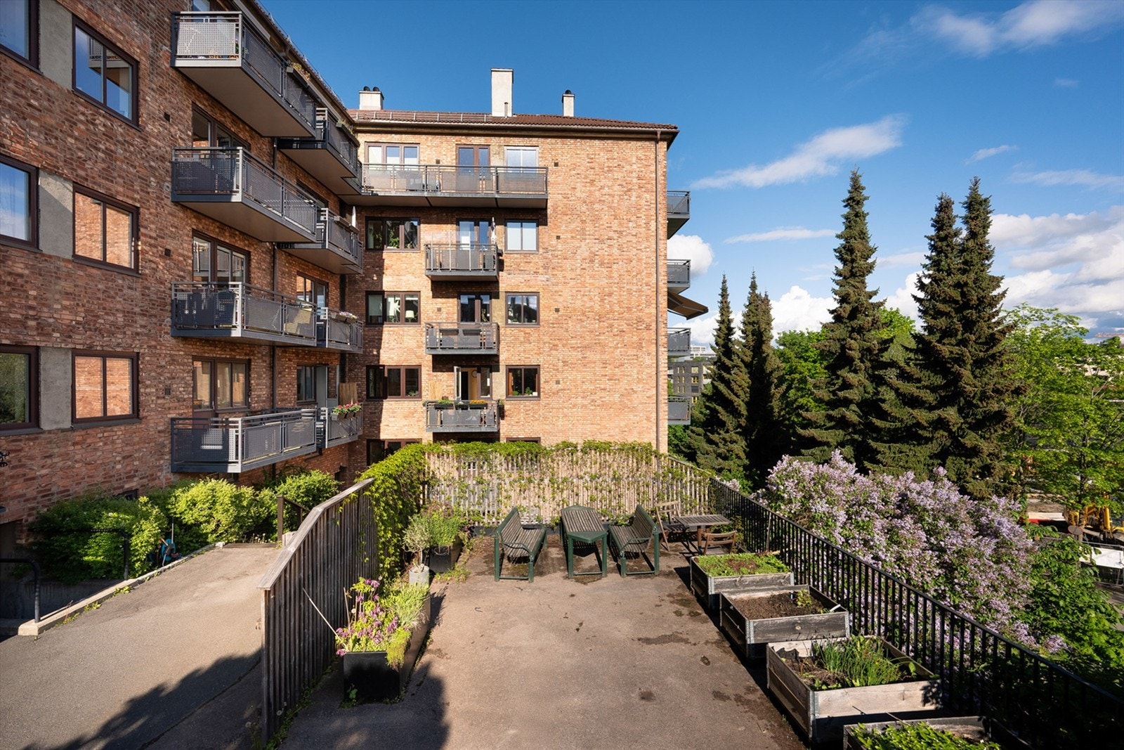 Leiligheten ligger i et veldrevet og hyggelig aksjelag med gode naboforhold og skjermet bakgård med karakter Galleribilde