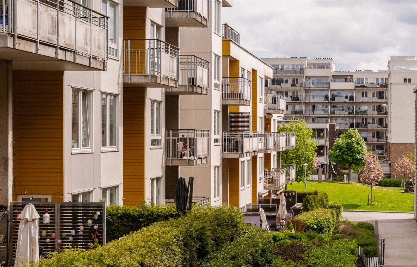 Boligen ligger i 1. og 2. etasje på et bilfritt tun med fantastiske Peer Gynt parken og lekeplass i enden av sameiet. Perfekt for barnefamiliene. Galleribilde